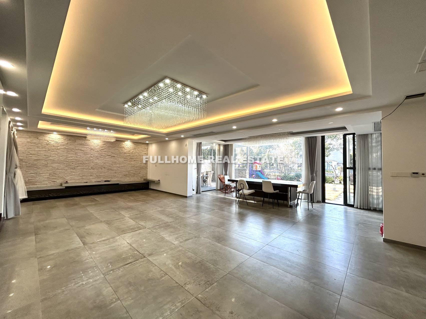 Same compound: Villa Riviera, 6 bedrooms in Shanghai
