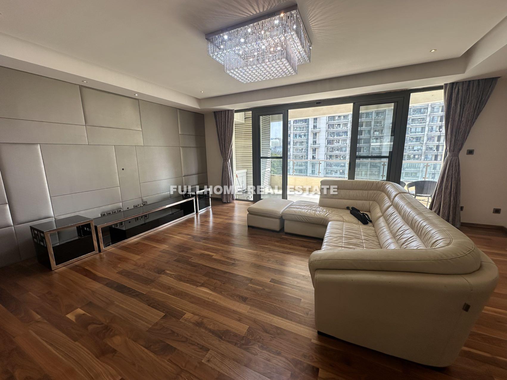 Similar property: Top Of City, 3 bedrooms, 233 sqm in Shanghai