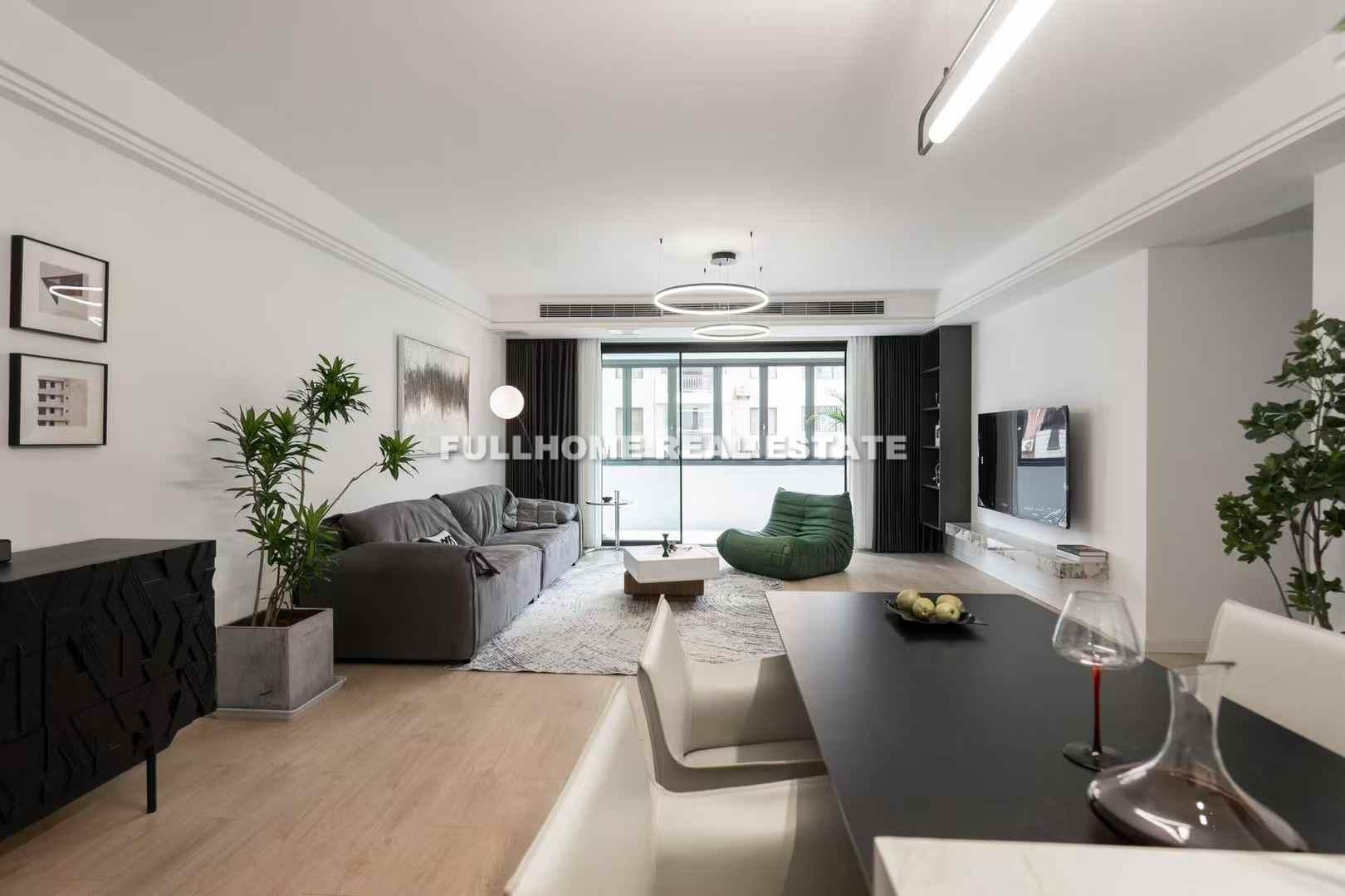 Same compound: Ren Da Apartment, 3 bedrooms in Shanghai