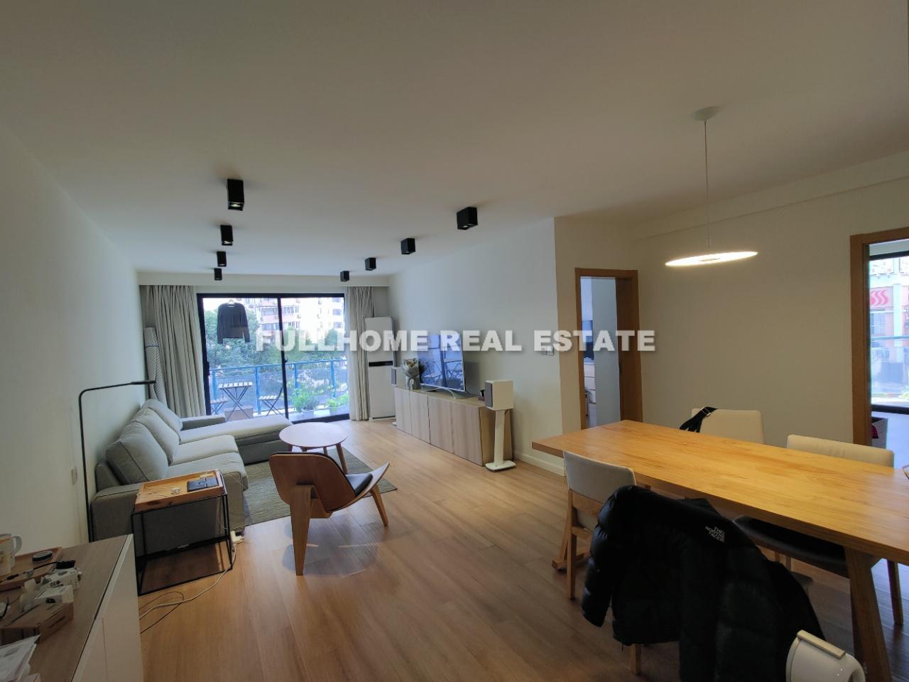 Same compound: Jingan Gui Garden, 3 bedrooms in Shanghai