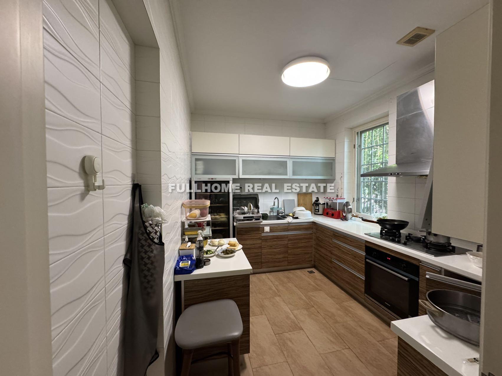 Same compound: Elegant Garden, 6 bedrooms in Shanghai