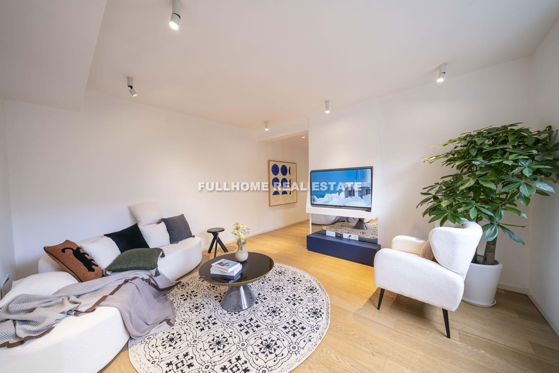 Same compound: Ruide Plaza(No. 9 Jiande Rd.), 2 bedrooms in Shanghai