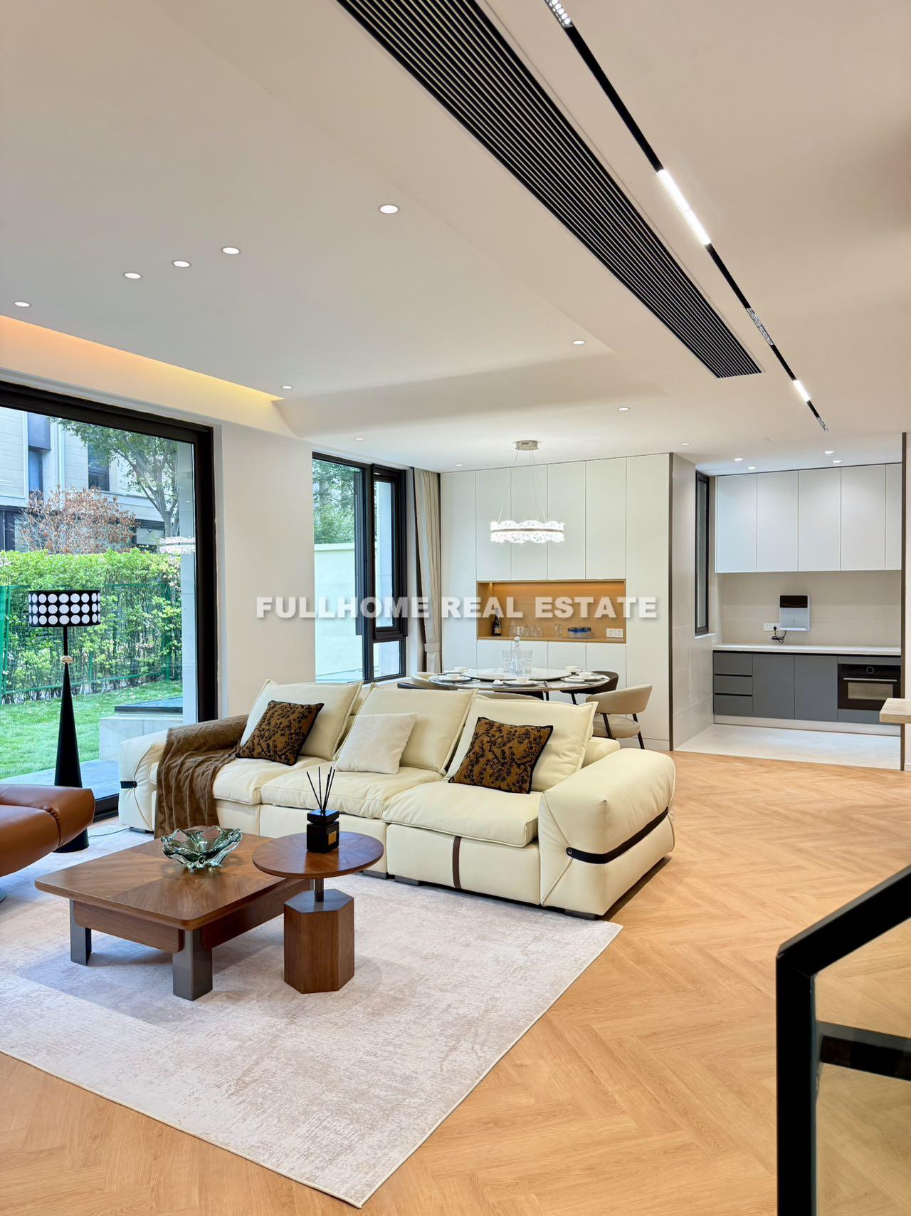 Similar property: KINGDOM PALACE, 4 bedrooms, 454 sqm in Shanghai