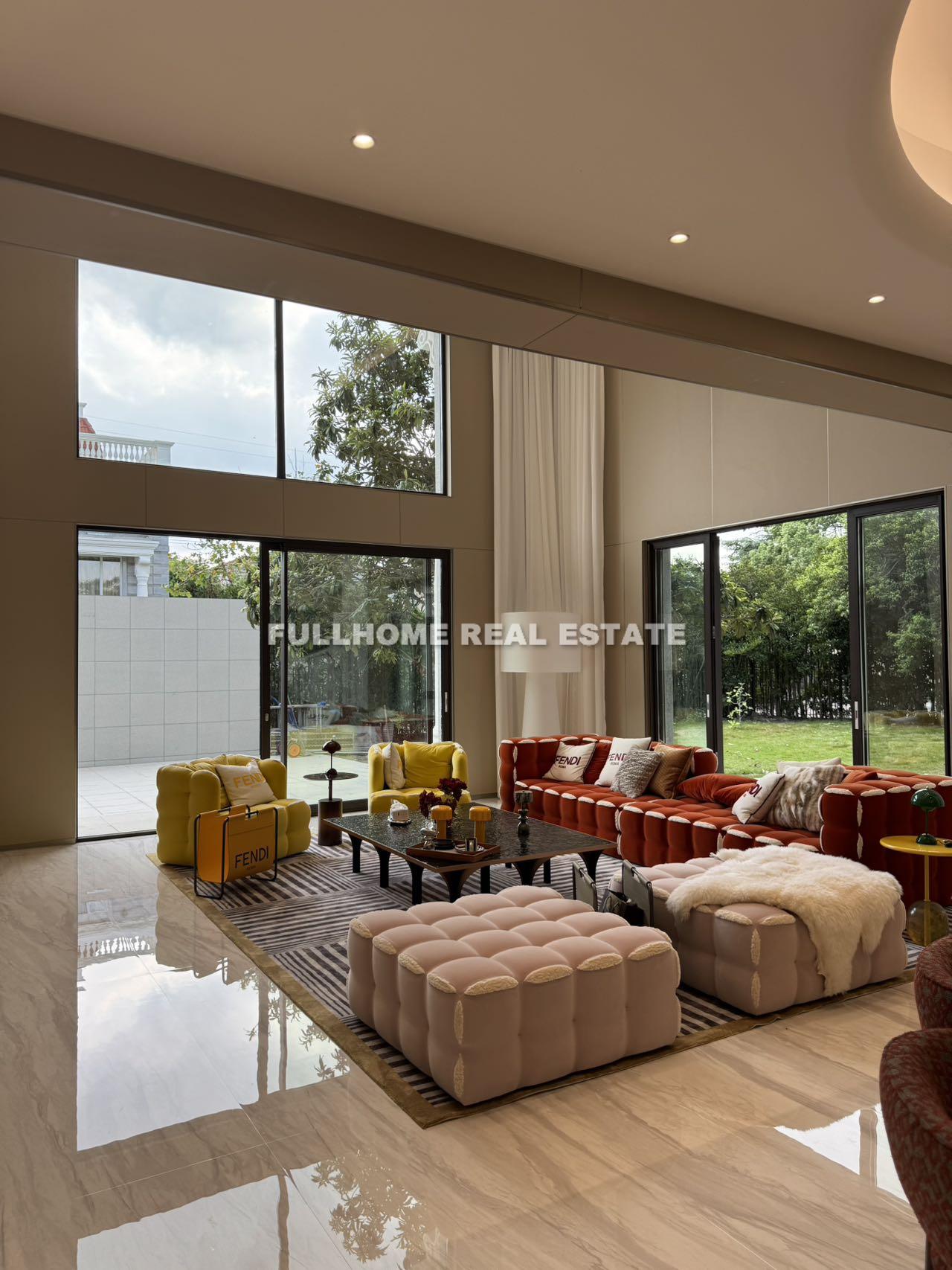 Same compound: Tomson Golf Villas, 6 bedrooms in Shanghai
