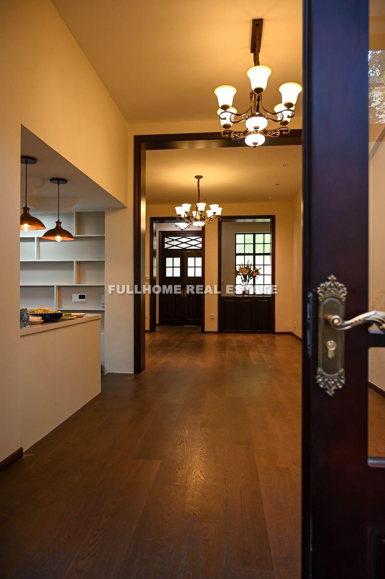 Same compound: Lane 1-1000 South Shanxi Road Old House, 4 bedrooms in Shanghai