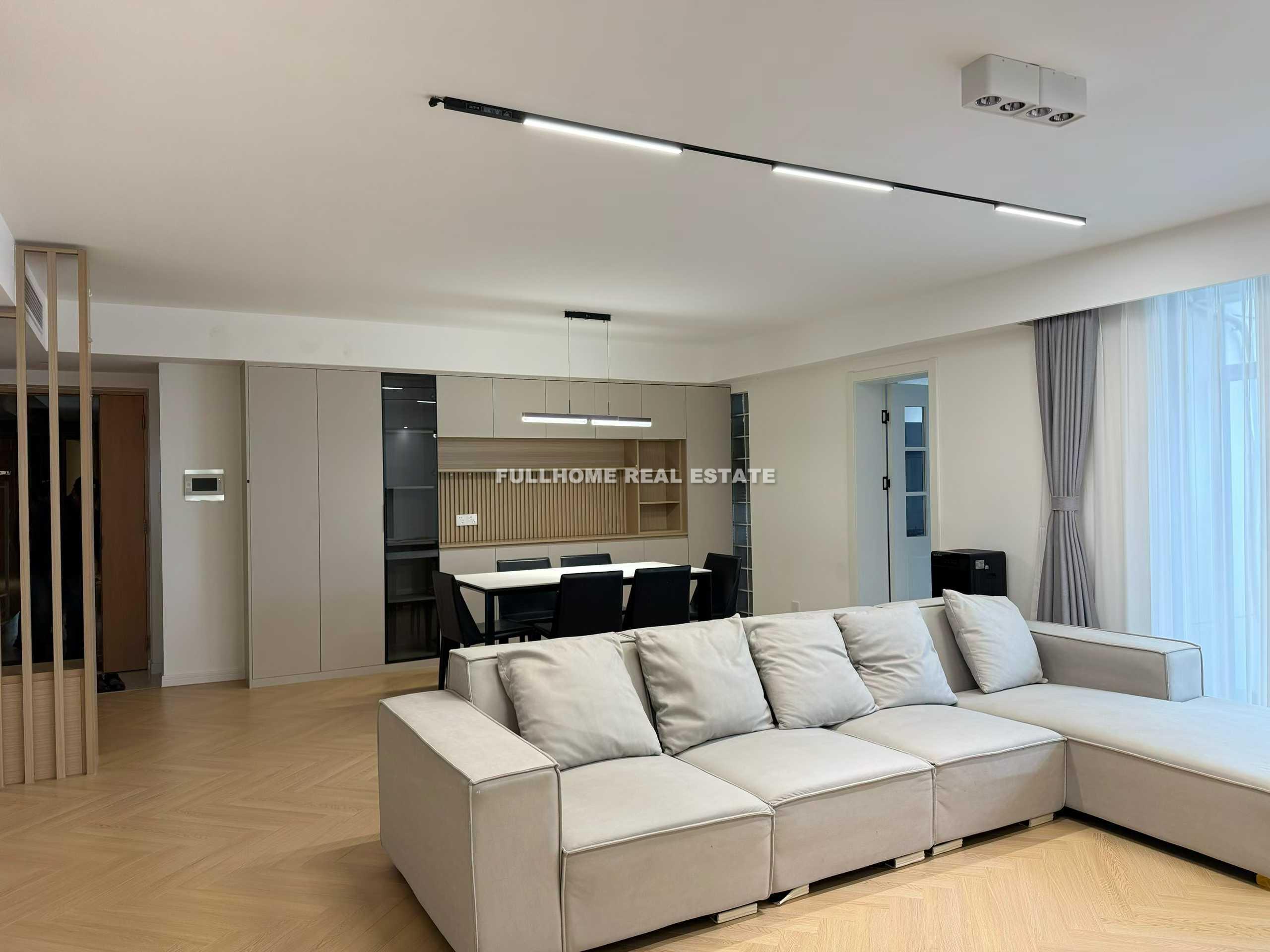 Same compound: City Condo, 3 bedrooms in Shanghai