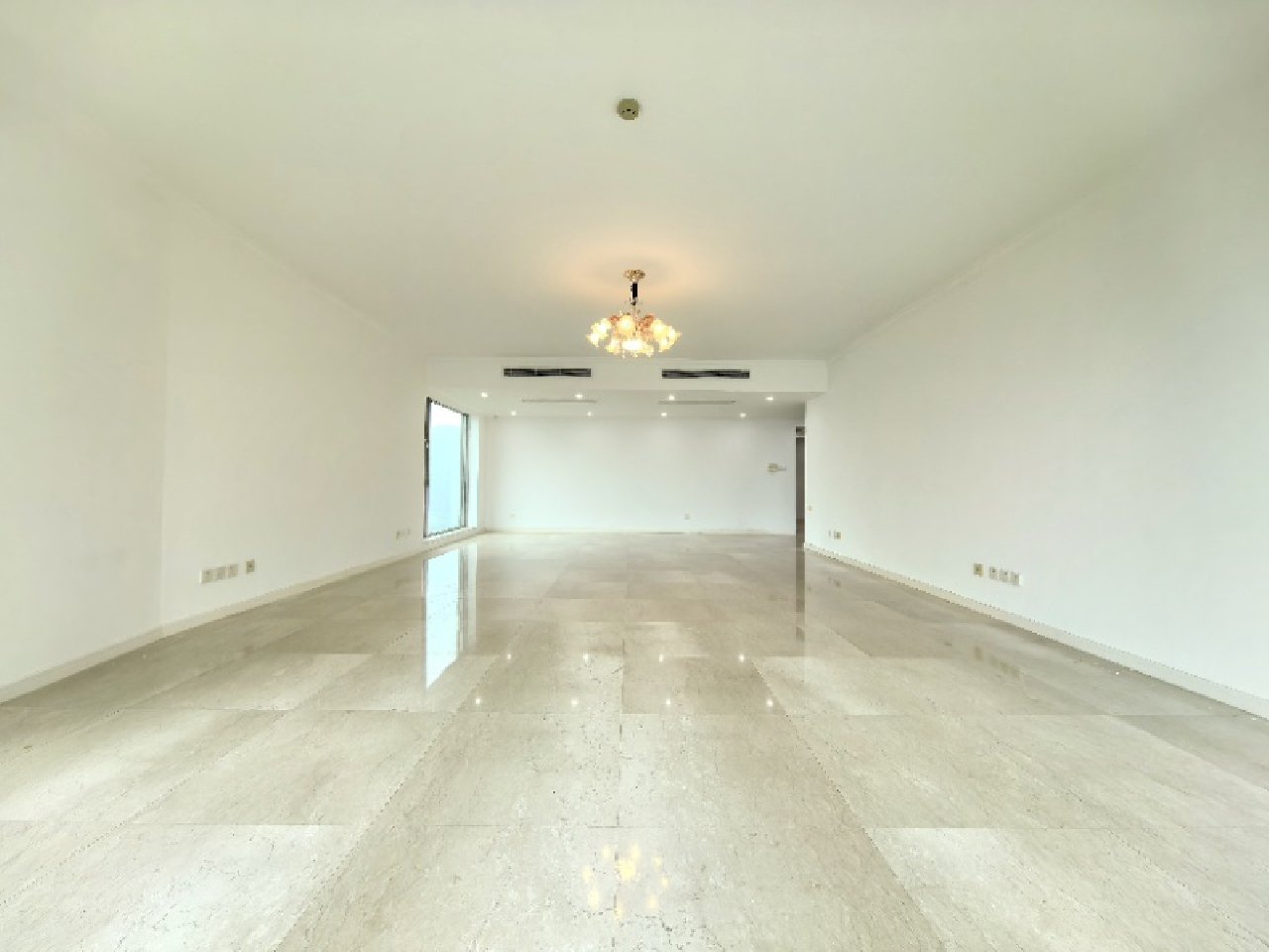 Similar property: Shimao Riviera Garden, 4 bedrooms, 303 sqm in Shanghai