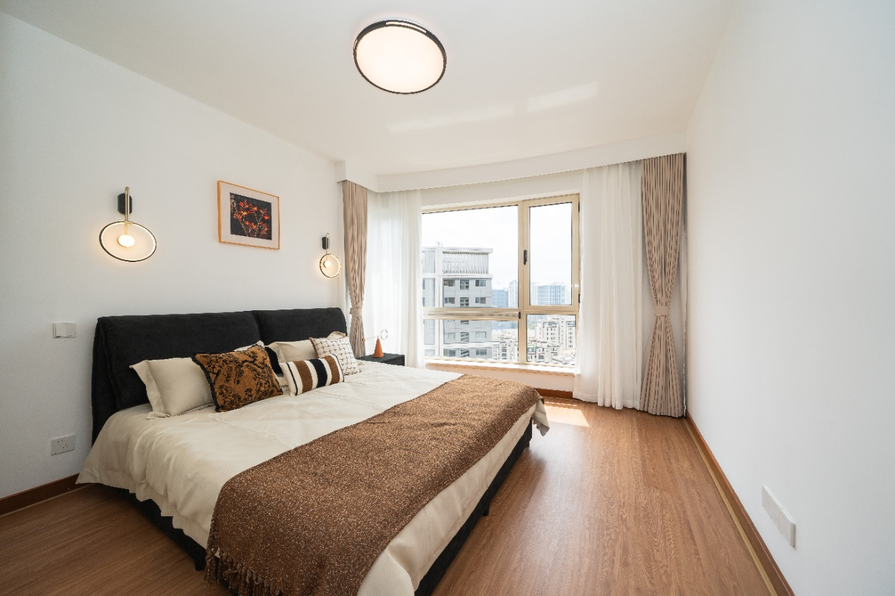 Similar property: East Huaihai Apartment, 2 bedrooms, 118 sqm in Shanghai