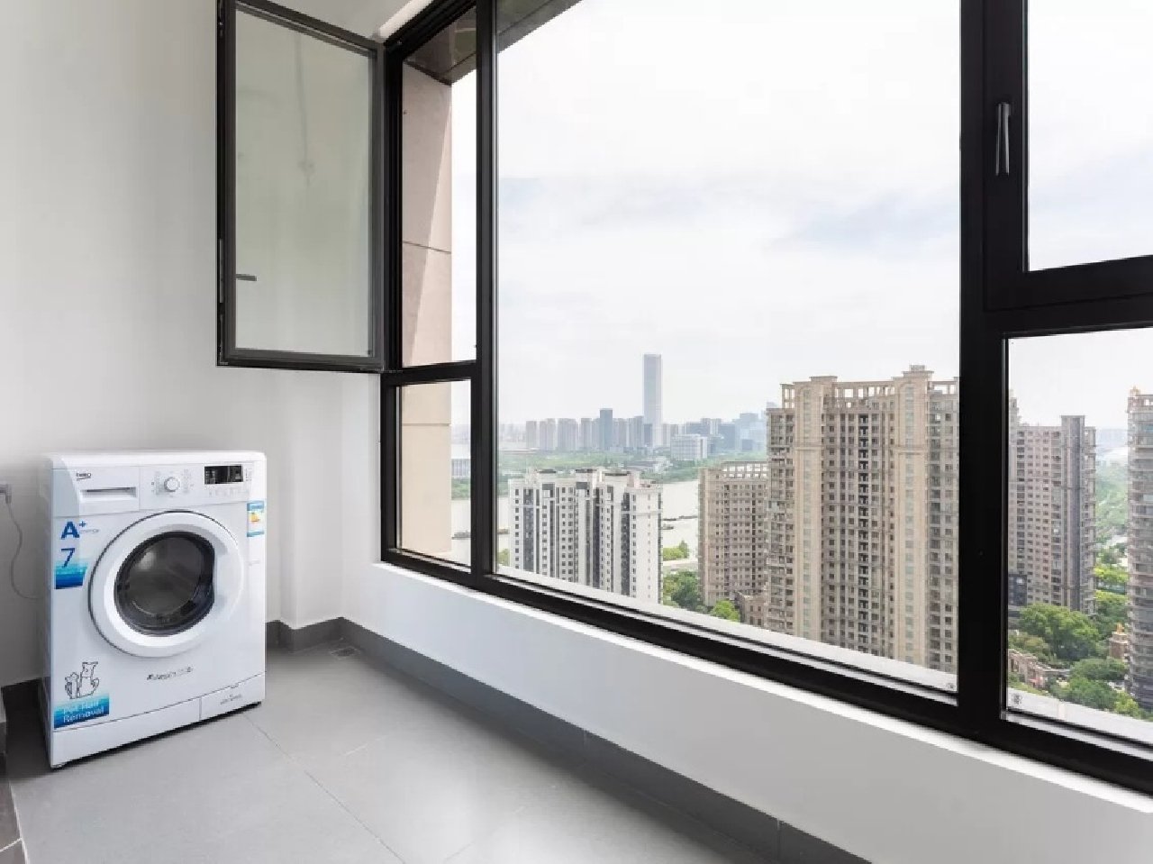 Similar property: Shanghai Bay, 2 bedrooms, 100 sqm in Shanghai