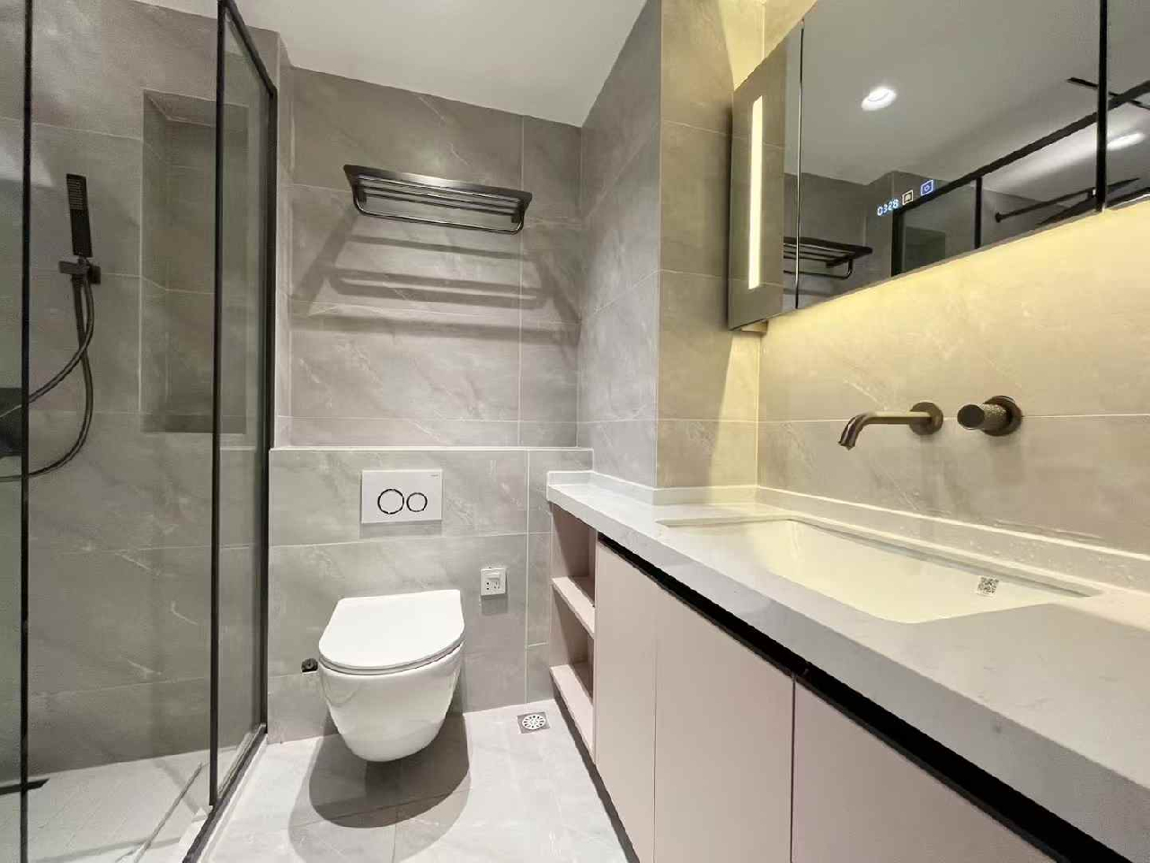 Similar property: Grand Jewel Apartment, 2 bedrooms, 125 sqm in Shanghai