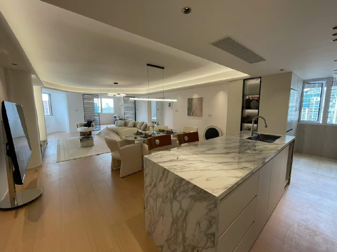 Similar property: Mingguang Mansion, 3 bedrooms, 185 sqm in Shanghai